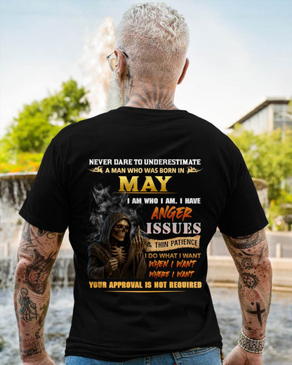 MAY - NEVER UNDERESTIMATE A MAN WHO KNOWS WHO HE IS - FOR MAN - TLEE05 (SKU26T-01156-05)