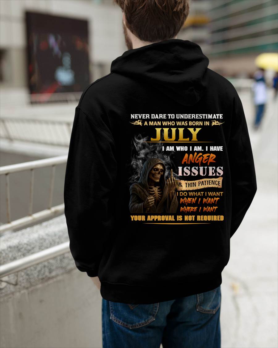 JULY - NEVER UNDERESTIMATE A MAN WHO KNOWS WHO HE IS - FOR MAN - TLEE07 (SKU26T-01156-07)
