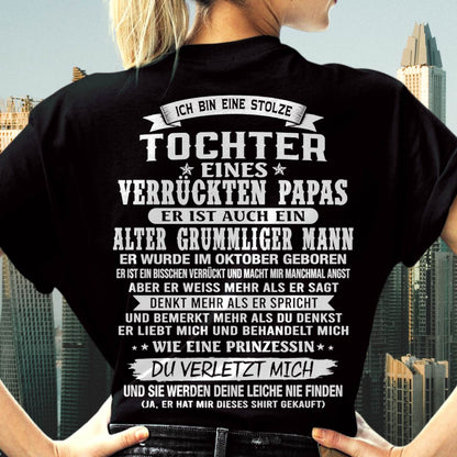 OKTOBER / TOCHTER EINES VERRÜCKTEN PAPAS SHIRT - GESCHENK VOM PAPA - TLEE10 (SKU2606-230-10)