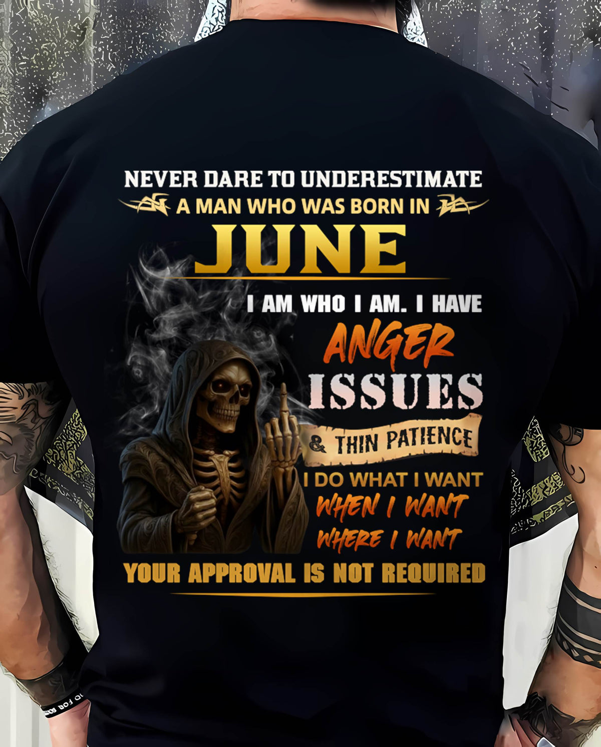 JUNE - NEVER UNDERESTIMATE A MAN WHO KNOWS WHO HE IS - FOR MAN - TLEE06 (SKU26T-01156-06)