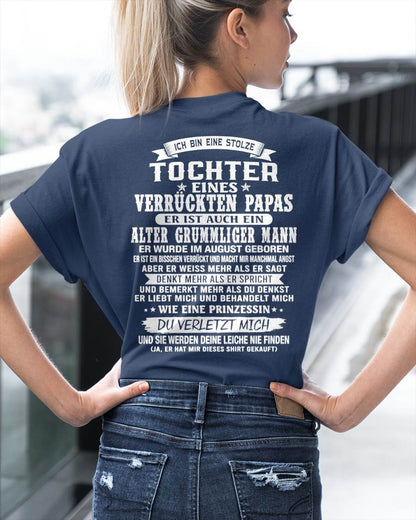 AUGUST / TOCHTER EINES VERRÜCKTEN PAPAS SHIRT - GESCHENK VOM PAPA - TLEE08 (SKU2606-230-08)