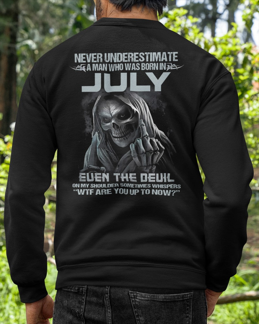 JULY - NEVER UNDERESTIUNDER A MAN - T-SHIRT FOR MAN - TLEE07 (SKU08-05-07)